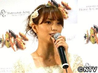 エビちゃん婚約報道に無言の笑顔…左手に指輪はなし