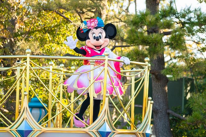 【ミニーの日】ミニーマウスのカラフルなコスチューム姿を公開