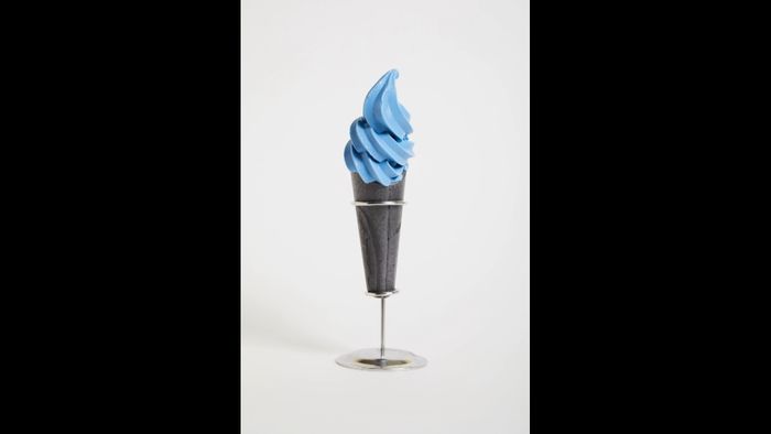 食欲減?ソフトクリームあえて青×黒のワケ