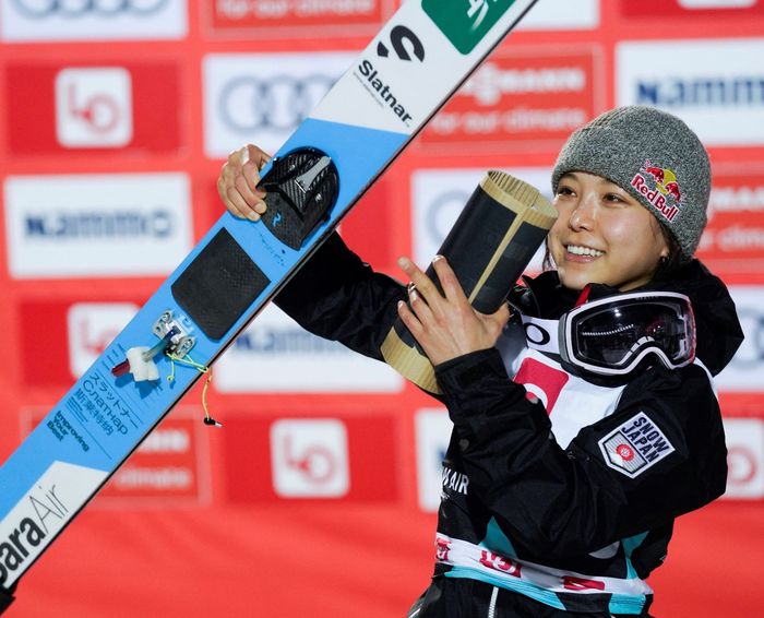 高梨沙羅 スーツ規定違反で失格後 初の大会で優勝「すごく緊張していた」と本音も