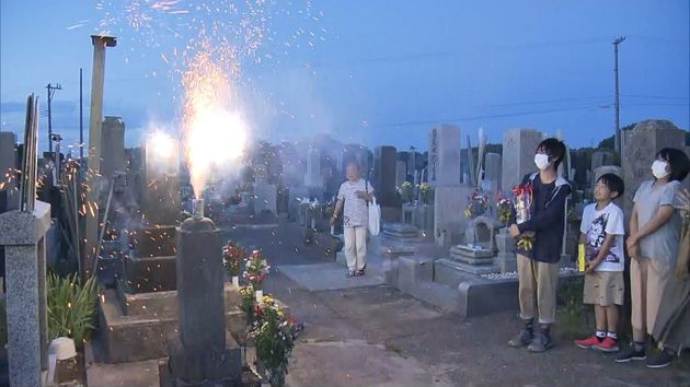 お盆の墓参り 花火 で先祖供養 大間町