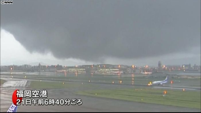 福岡市で竜巻 住宅屋根被害や倒木も