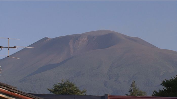 浅間山噴火から一夜 麓の軽井沢町から中継
