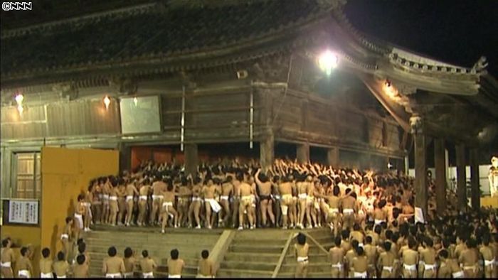 福求め宝木を奪い合う「はだか祭り」岡山市