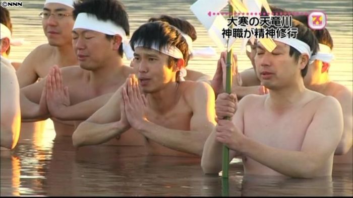 天竜川で新春恒例「大寒みそぎ」 浜松市