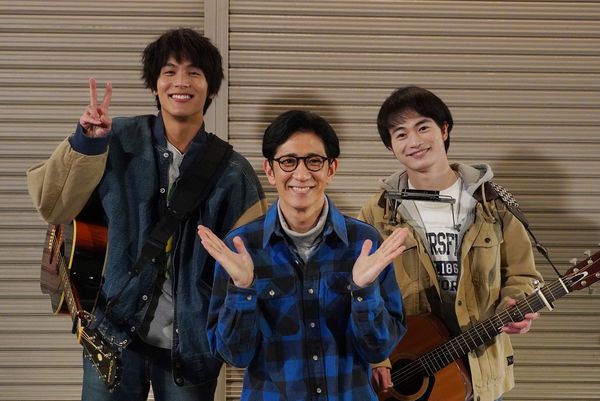 ゆず、デビュー25周年記念ドラマに出演する（左から）中川大志さん、柴田英嗣さん、森永悠希さん