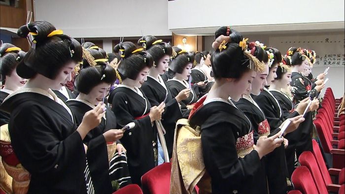 祇園の舞妓さん、芸妓さんらが「始業式」
