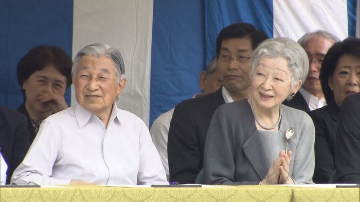 両陛下と皇族方 古式馬術の「打毬」を観覧