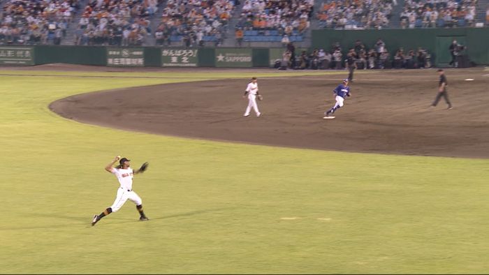「成長してる!」巨人・ウォーカーが“ダイレクト返球”でアウト 亀井コーチも笑顔