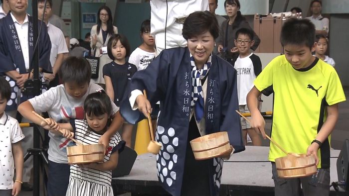 あいにくの天気…小池知事“自然の打ち水”