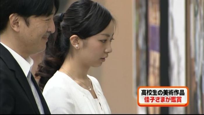 佳子さま、高校生の美術作品を鑑賞