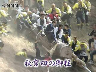 御柱祭「木落し」2日目、見物客から大歓声