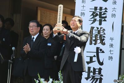 葬儀 川島なお美さん最後は拍手で見送り