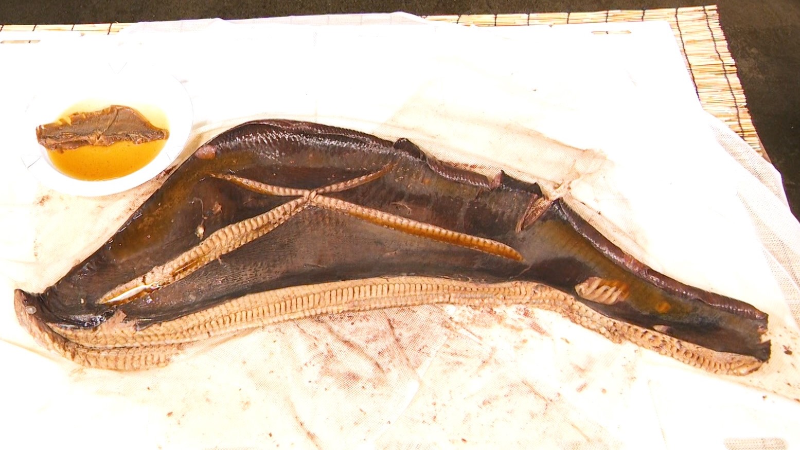 リーダー城島茂 すごく軟らかくトロトロ 約80キロある 巨大エイ の煮付けに挑戦 巨大なエイヒレ部分をまるごと煮付けに 左上 1人前の大きさの 煮付け 画像詳細