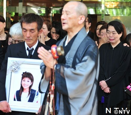 今いくよさん葬儀…くるよが涙でビールを