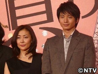 中山美穂、向井に支えられ靴履き替え赤面