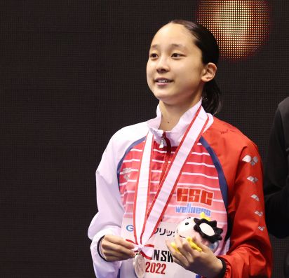 競泳・15歳の成田実生 200m背泳ぎで優勝「ベスト2秒縮められた」とはにかみ笑顔