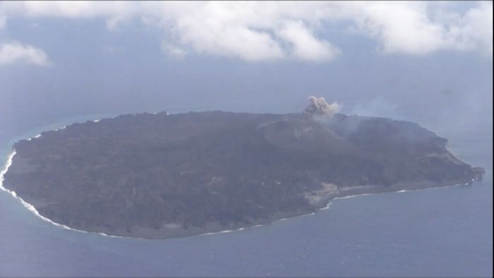 火山活動続く　西之島の最新映像公開