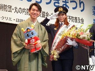 1日消防署長の瀬奈じゅん、りりしく敬礼!