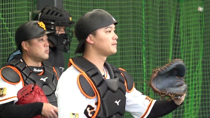 巨人・石川外野手が捕手練習「危機管理」