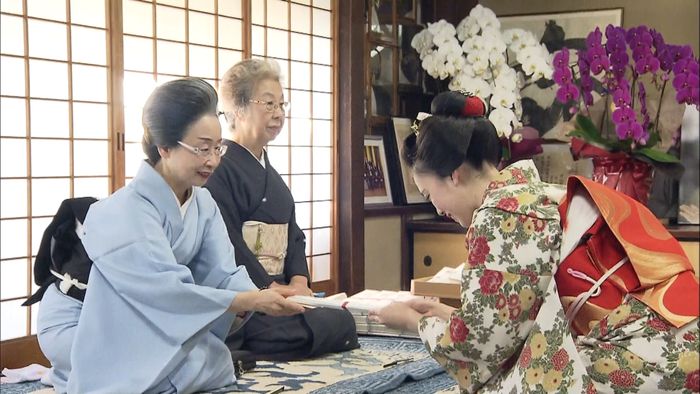 舞妓さんらが挨拶 花街で恒例の「事始め」