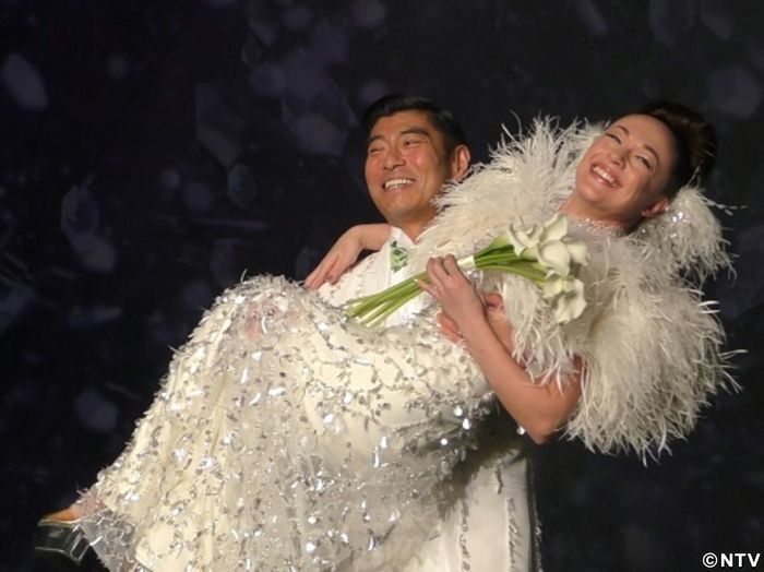 高嶋政宏、シルビア夫人をお姫様抱っこ!
