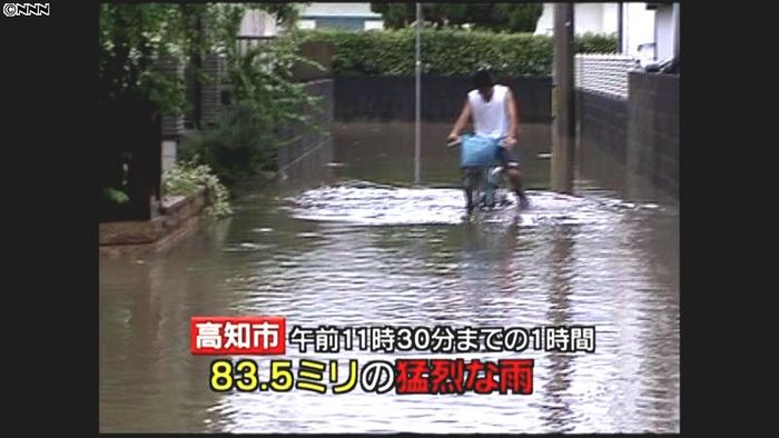 高知市で猛烈な雨、浸水や冠水の被害も
