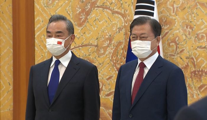 文大統領 王毅外相に“北朝鮮問題協力を”
