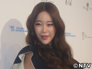 新婚ペク、日本デビュー会見でおのろけ