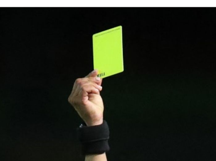 アルゼンチン サッカーの試合中に選手が女性審判を後ろから殴る事件 選手はフィールド上で身柄拘束