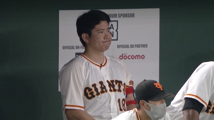 東京ドームにどよめき 巨人の先発・菅野智之が3回2失点で降板 ベンチでは桑田コーチと話し込み