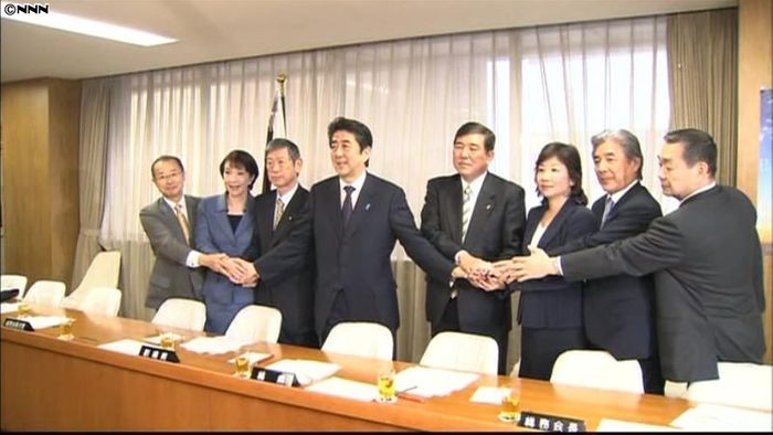 自民党・安倍総裁 3役に女性議員2人起用