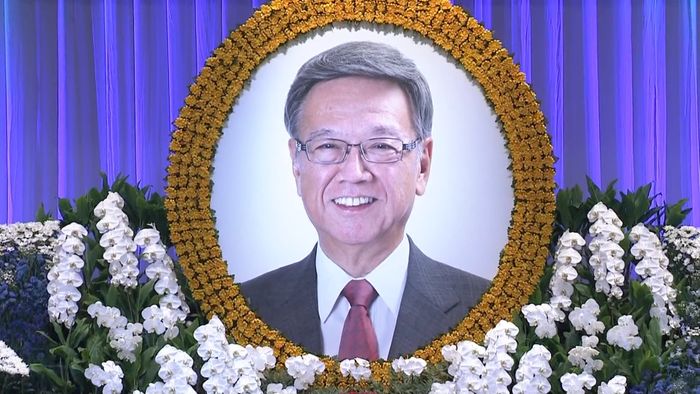 翁長雄志氏の沖縄県民葬「闘う知事」しのぶ