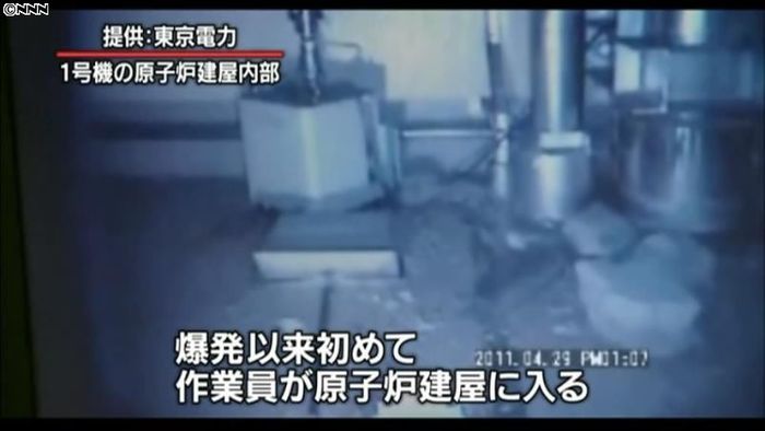 水素爆発後初、原子炉建屋に作業員が入る