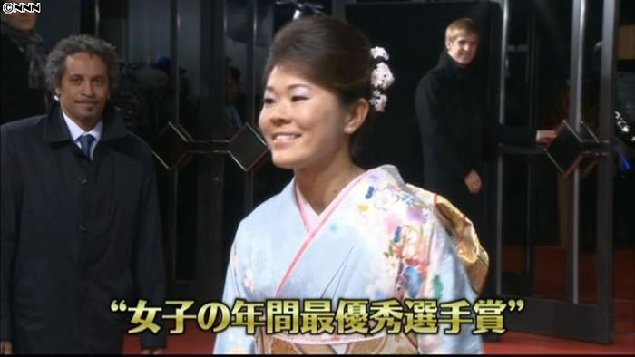 澤選手、佐々木監督にFIFA最優秀賞