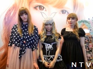 益若つばさ、フランス女子にメーク術伝授!