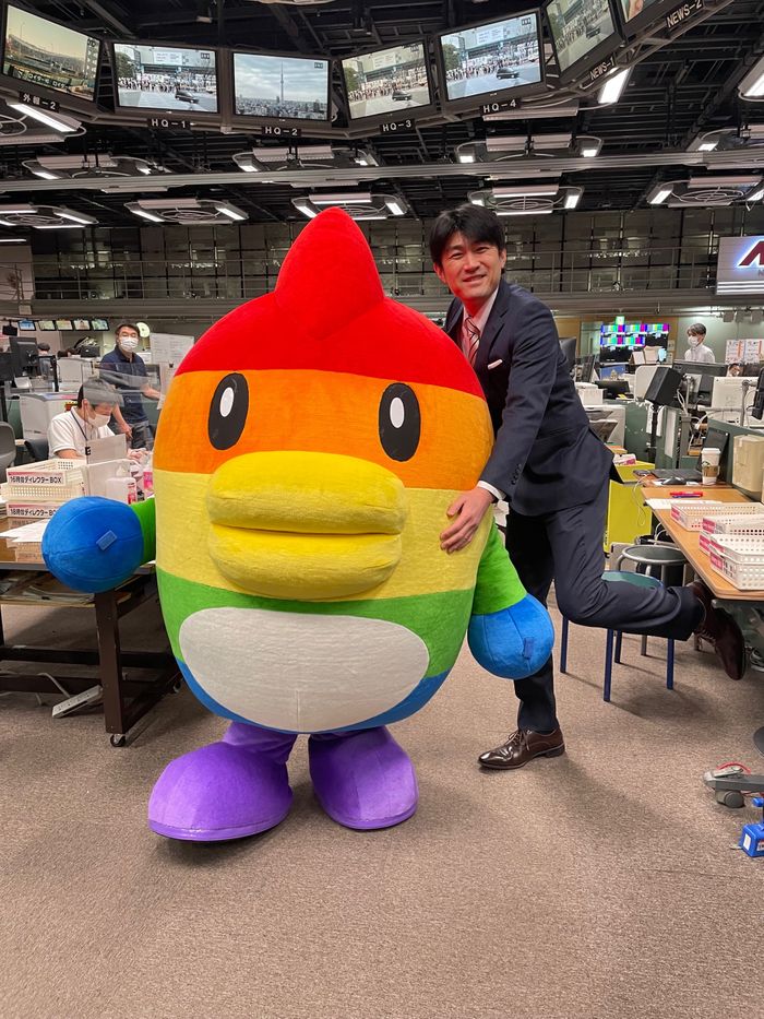 藤井貴彦キャスター新お天気キャラ・にじモと初対面「いろんな色見せて」
