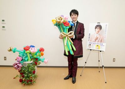 辰巳ゆうと バラのバルーンアートを披露