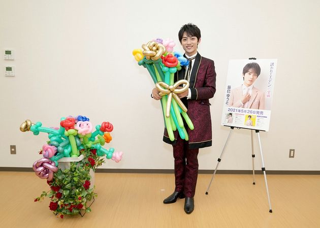 辰巳ゆうと バラのバルーンアートを披露