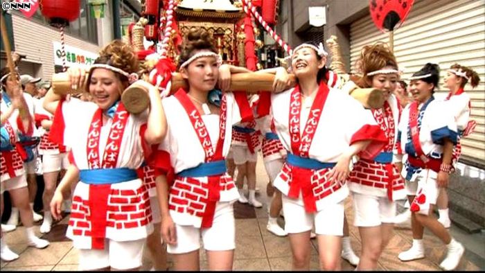 恒例!「天神祭ギャルみこし」 大阪