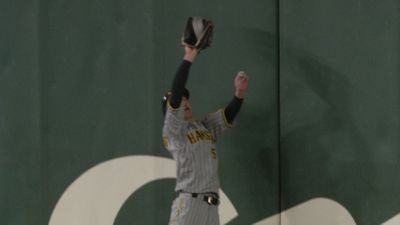 塀際の魔術師 阪神 近本光司ジャンピングキャッチ この試合2度目の好プレー 塀際の魔術師 阪神 近本光司ジャンピングキャッチ この試合2度目の好プレー