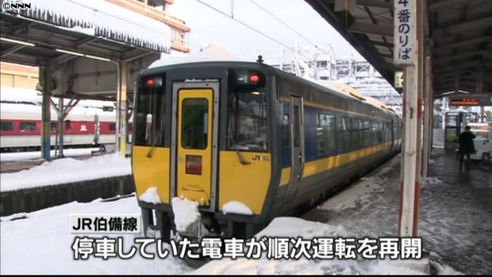 大雪で車立ち往生、夜通し作業で渋滞解消へ