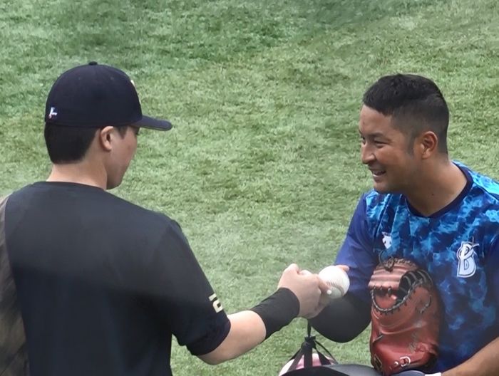 オリックス伏見寅威 自ら嶺井博希の元へ グータッチ交わす 前日バットが頭を直撃