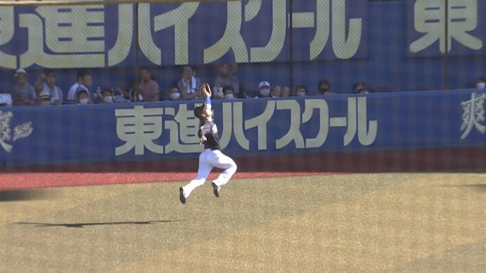 チャンスを作らせない オリックスのレフト・中川圭太がジャンピングキャッチ ファンも「愛してる」