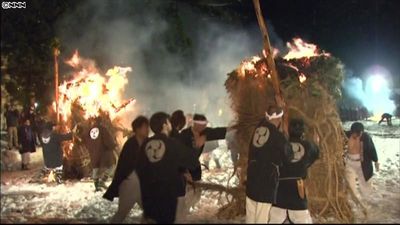 たいまつ燃やす 年越し恒例の松例祭 山形