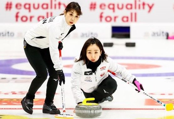 カーリング女子 韓国に勝利し首位浮上