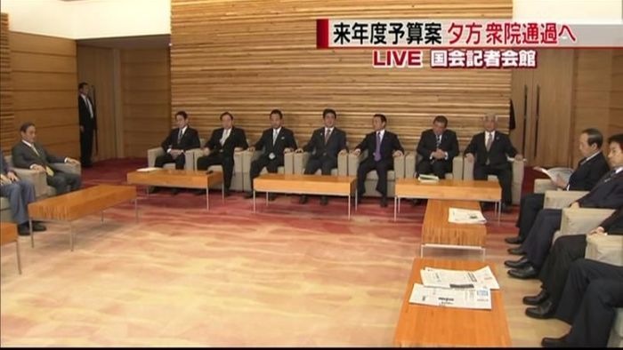 予算案、衆院通過へ 民主は文科相問題追及