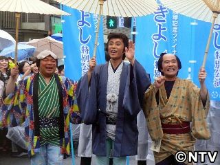 氷川きよし雨天のお練りに3000人集結