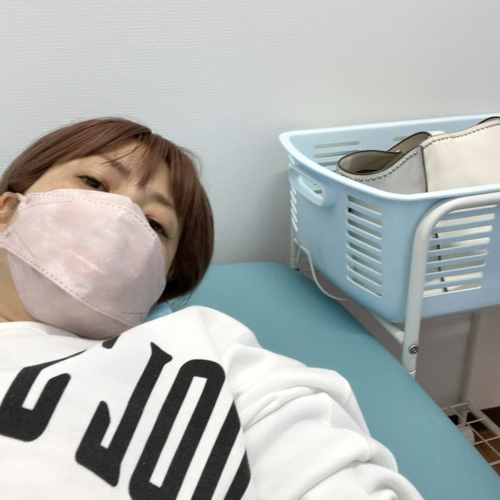 hitomi、点滴の写真添え “首のヘルニア” 経過を報告 「手のしびれはまだあります」