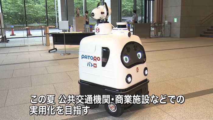 自動で消毒するロボット　西村再生相が視察